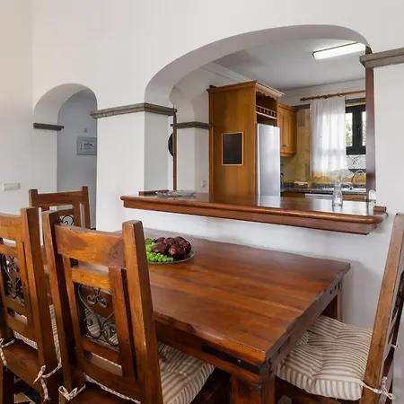 Home2book Private With Pool, 빌라