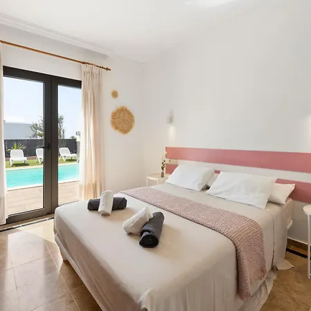 Home2book Private With Pool, 빌라